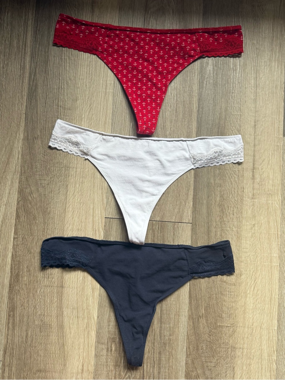 Tommy Hilfiger Women 3-Pack Thong Set - Red, White & Navy